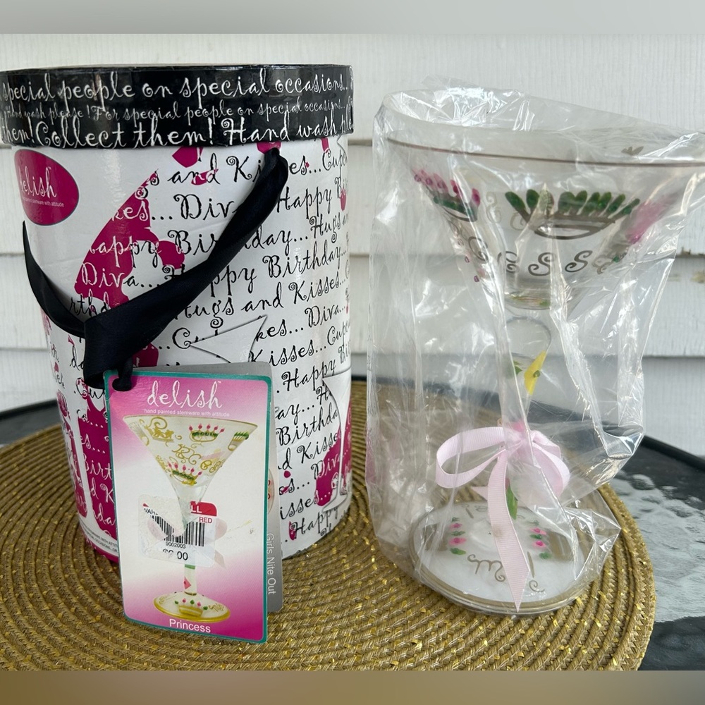 DELISH HAND PAINTED “PRINCESS” 7oz. GOBLET GLASS. NWT NIB.
